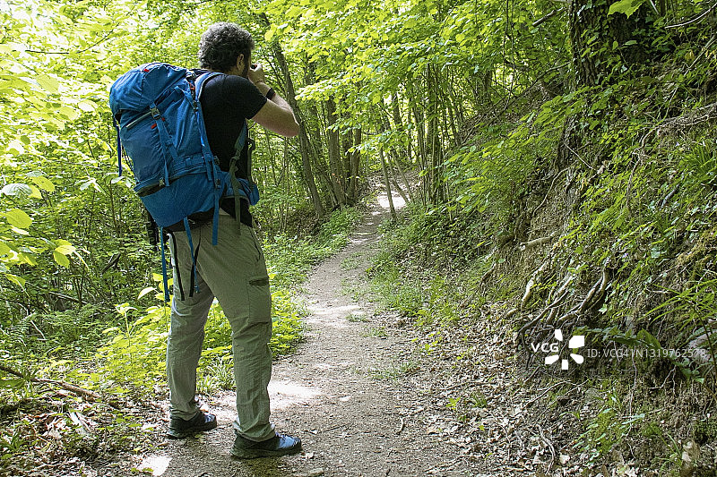 森林中的摄影师图片素材
