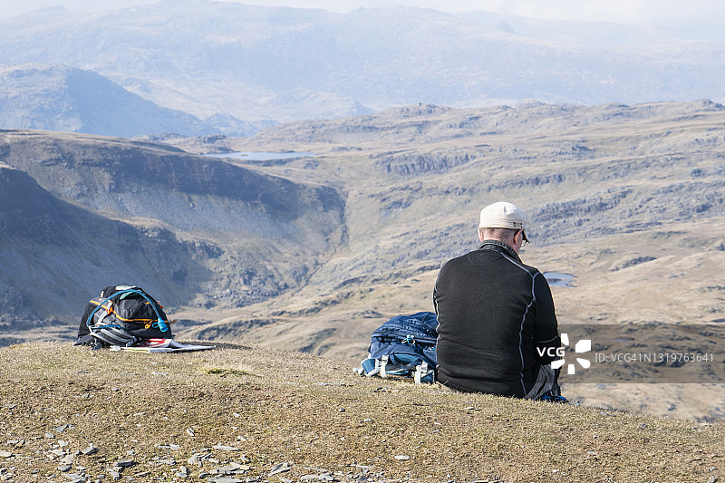 戴着帽子的白人男性;图片摄于北威尔士格温内思的Cwm Bychan和Croesor之间的寒武纪之路。4月图片素材