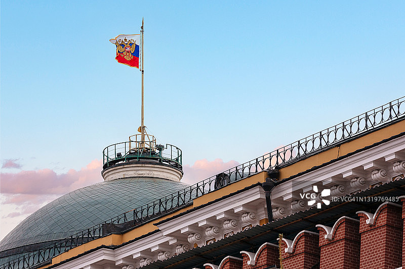莫斯科克里姆林宫墙上的俄罗斯国旗图片素材