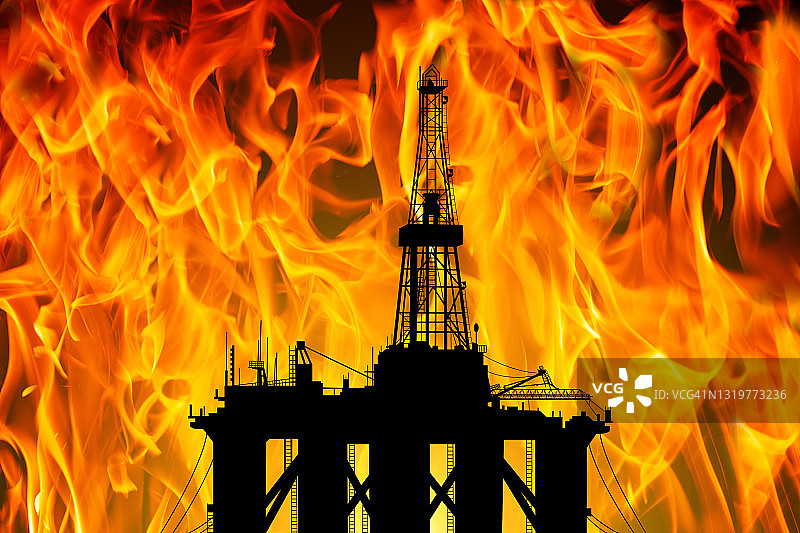 火灾背景下的石油平台，世界石油工业图片素材