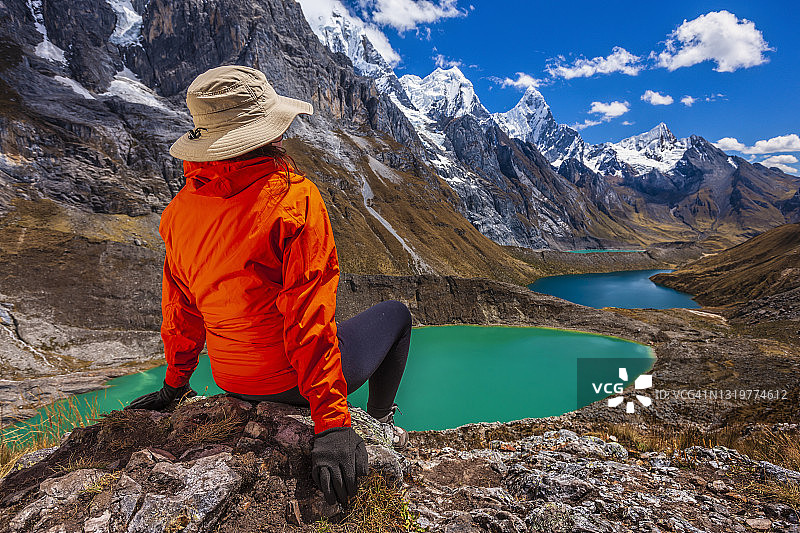 在秘鲁安第斯山脉三湖附近徒步的年轻女子图片素材