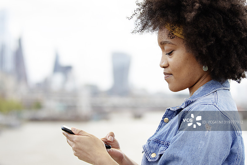 在城市里四处逛逛图片素材