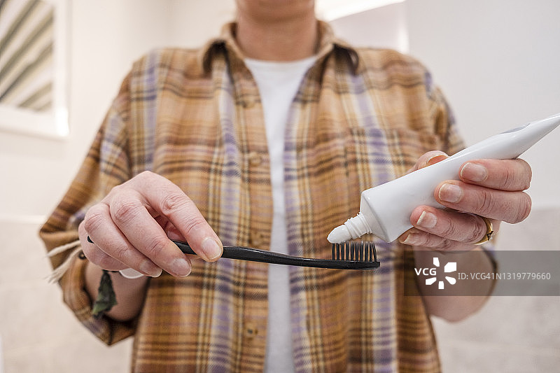 使用我的竹制牙刷图片素材