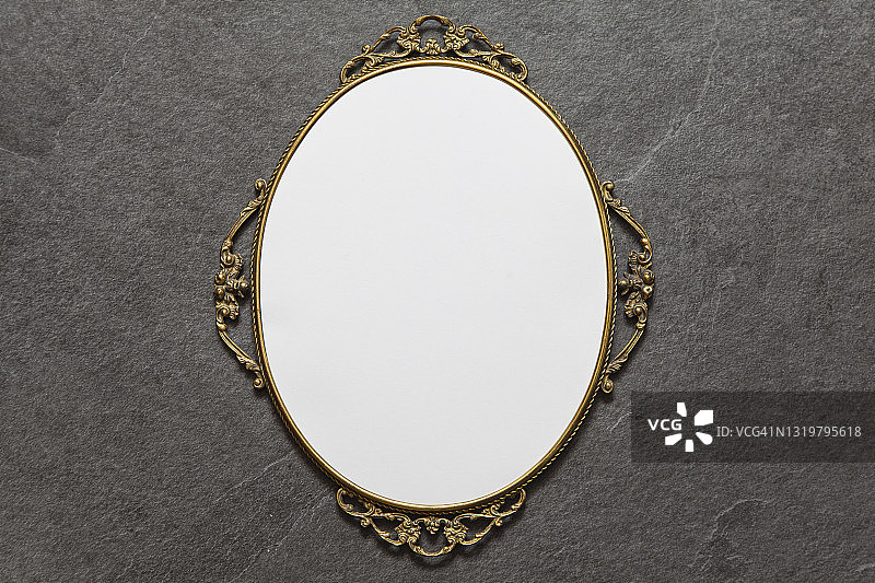 石材背景上的金色椭圆形画框图片素材