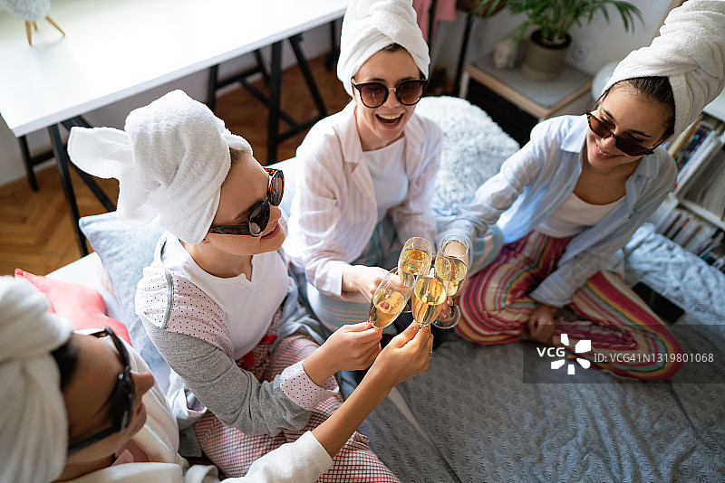 年轻女性在睡衣派对上举杯庆祝（高角度）图片素材