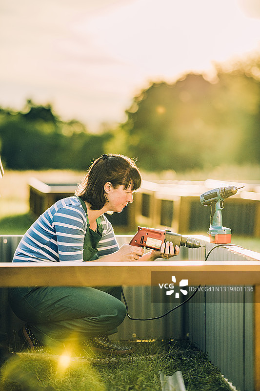正在建造高架花坛的女人图片素材