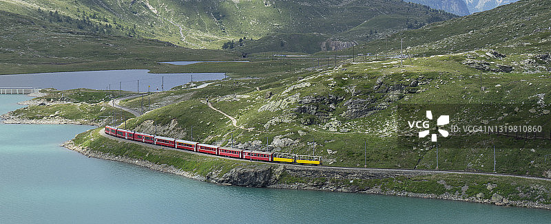 山地铁路上的红色火车图片素材