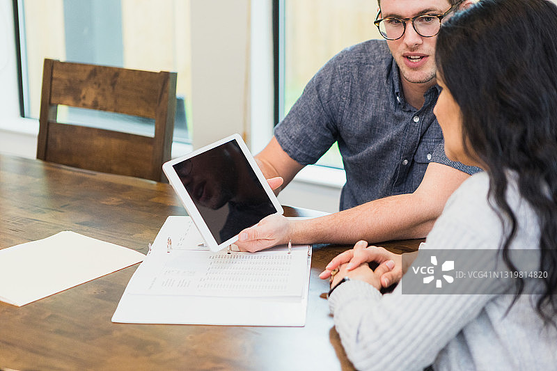 财务规划师与客户讨论退休目标图片素材