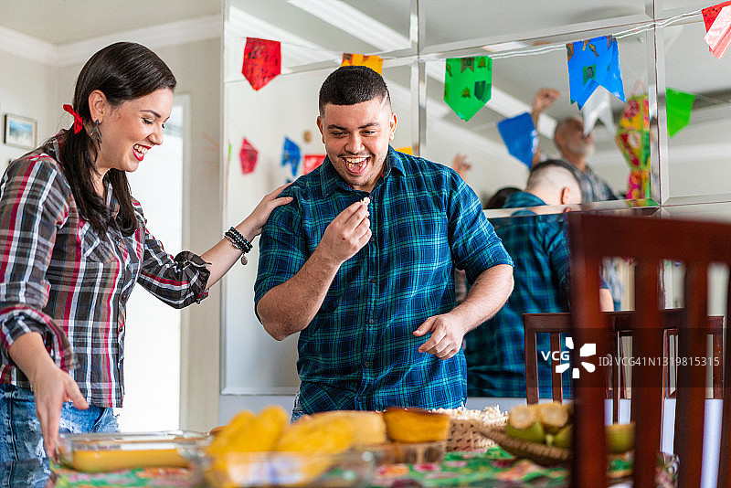 年轻人在六月节上吃东西图片素材