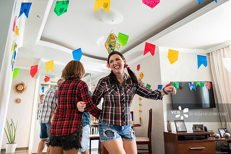 母女在六月节上跳舞图片素材