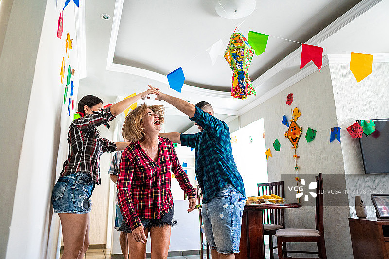 在六月节跳舞的家庭图片素材