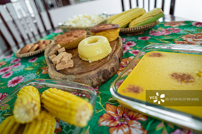 摆放着Festa Junina食物的桌子图片素材