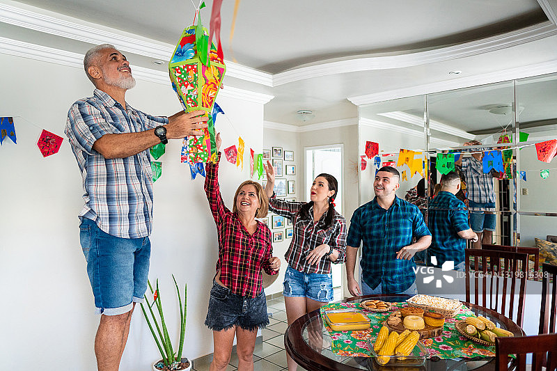 人们在家装饰Festa Junina图片素材
