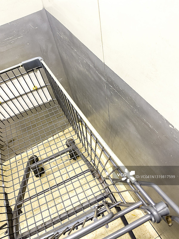 电梯里的超市购物车图片素材