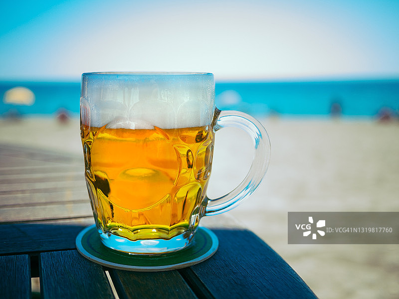 沙滩酒吧上的啤酒罐图片素材