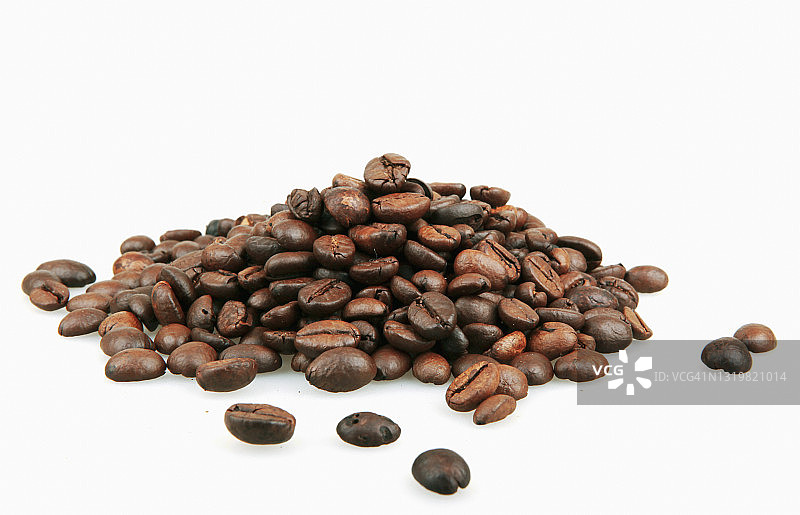 白色背景上的分离咖啡豆图片素材