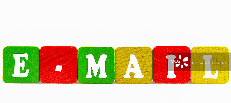 白色背景上的E-mail字母积木图片素材