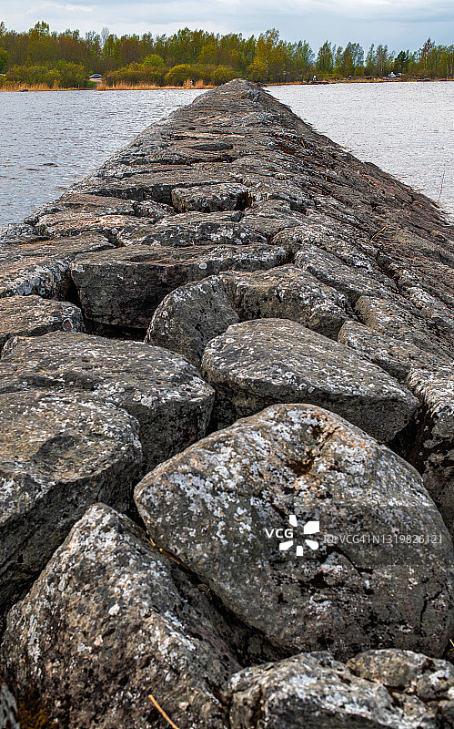 拉多加湖上的石码头春日景象图片素材