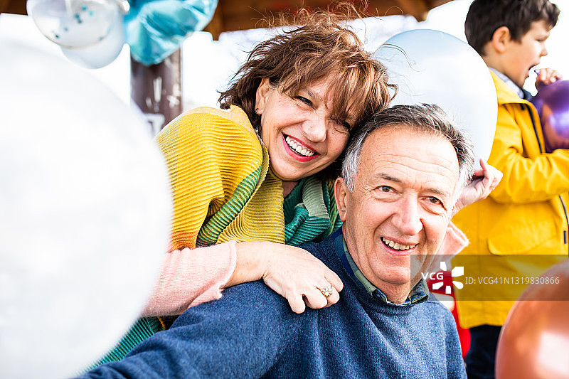 快乐的老年夫妇庆祝特别的时刻图片素材