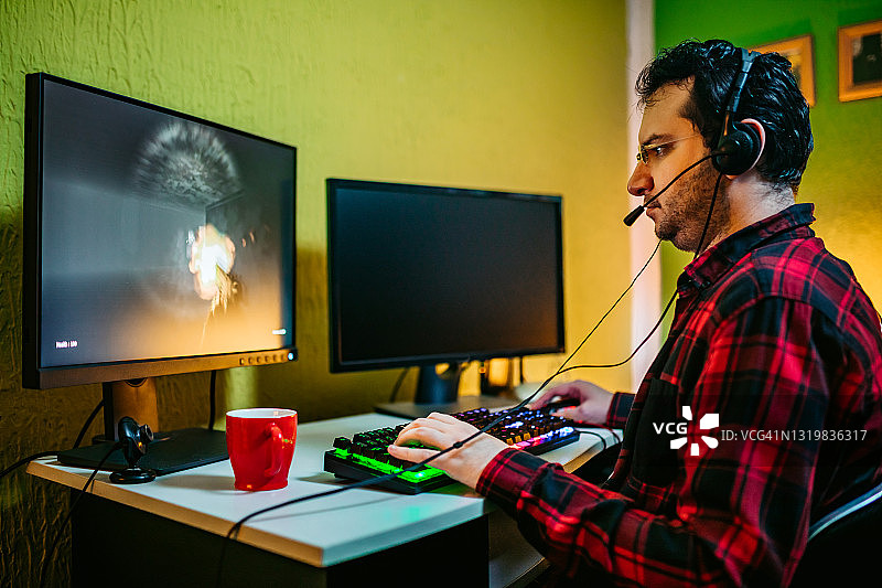 专注于游戏的电脑游戏玩家图片素材