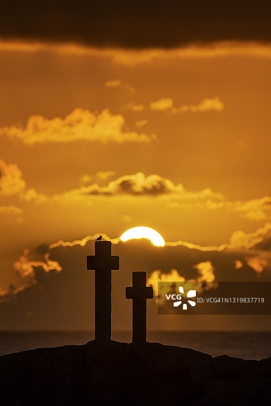 伦昆多角日落时分，为纪念逝去渔民而设的十字架图片素材