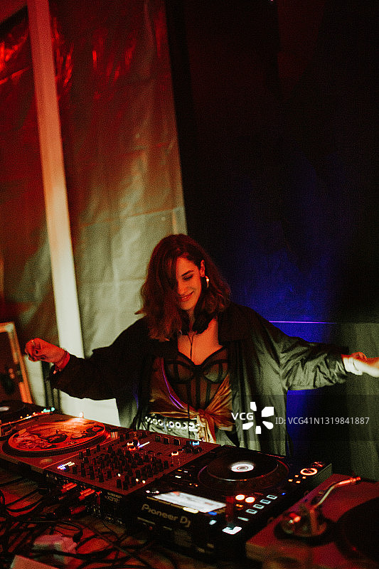 年轻漂亮的女DJ的肖像图片素材