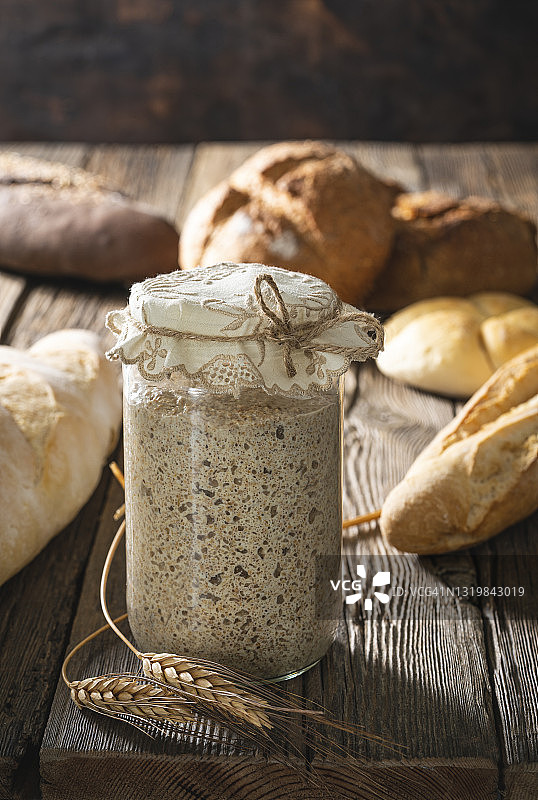乡村木桌上的面包和烘焙发酵剂酸面包酵头图片素材