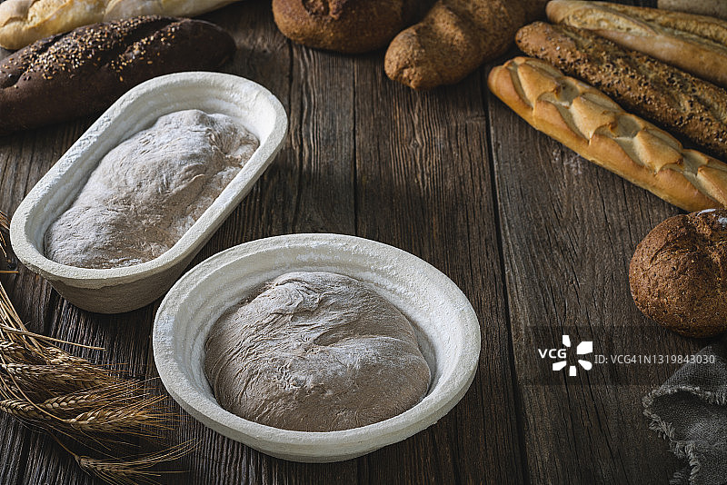 面包篮与木头上的酸面包图片素材