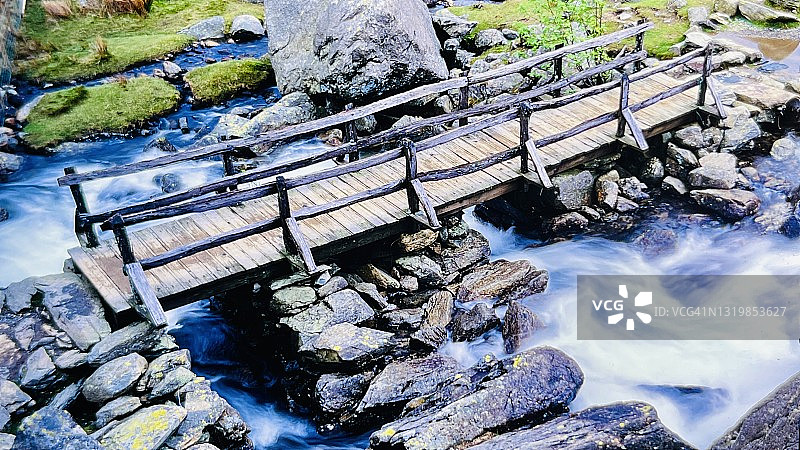 斯诺多尼亚林奥格温谷瀑布下的桥图片素材