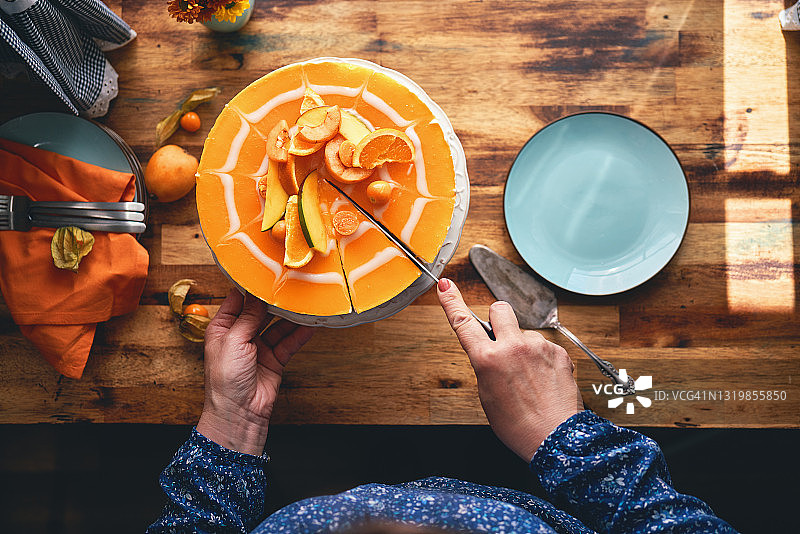 鲜奶油和白巧克力橙味芝士蛋糕图片素材