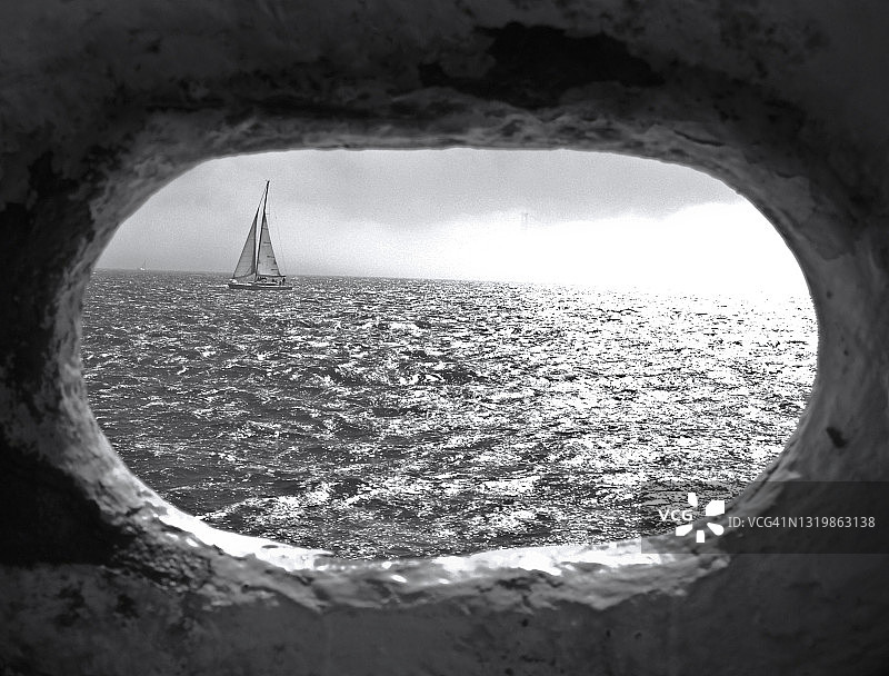 透过窗户看游艇航行图片素材