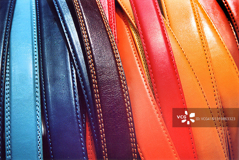 不同颜色的皮革腰带图片素材