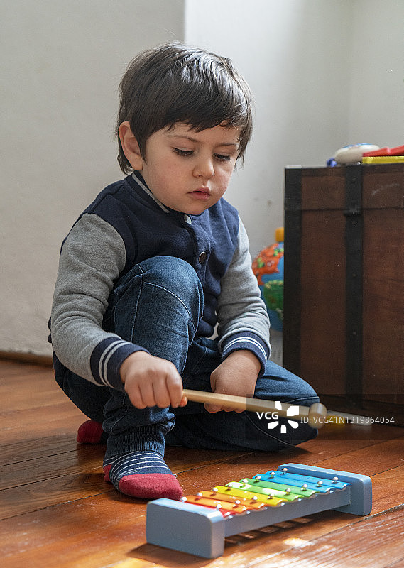 玩木琴的男孩图片素材