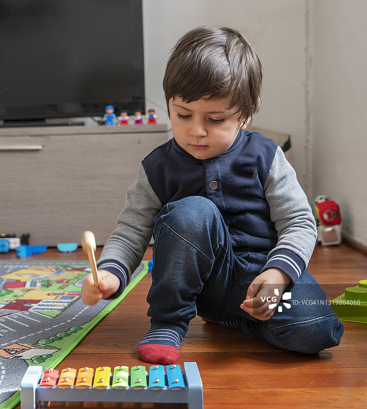 玩木琴的男孩图片素材