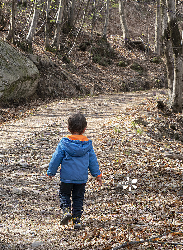在土路上的男孩图片素材