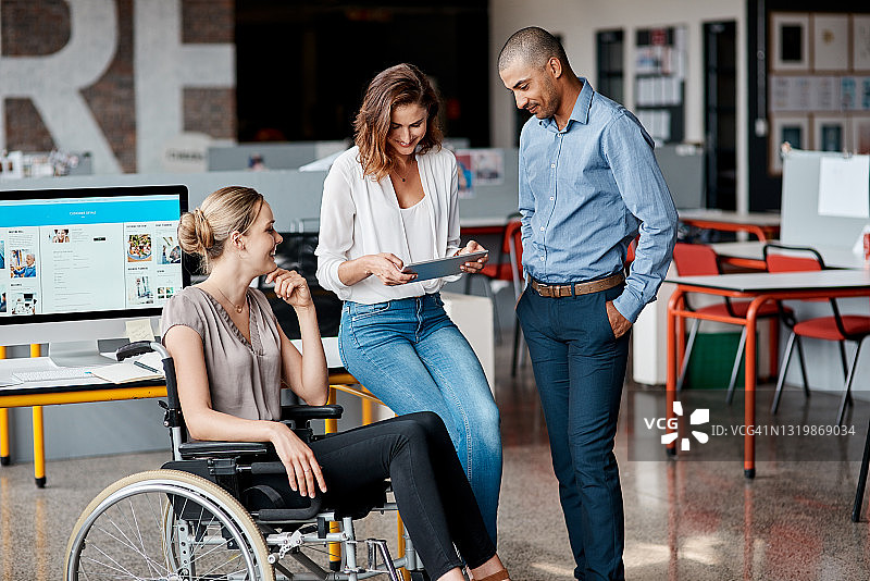 一群商人在办公室一起使用平板电脑的照片图片素材