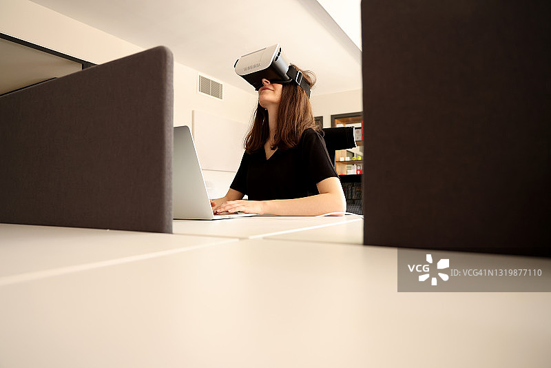 女人在办公室戴VR眼镜图片素材