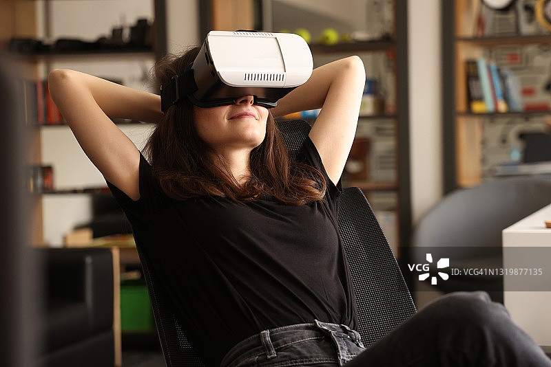 女人在办公室戴VR眼镜图片素材