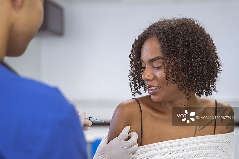 年轻女子接种流感疫苗图片素材