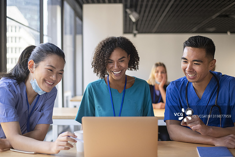 多民族医疗团队协同工作图片素材