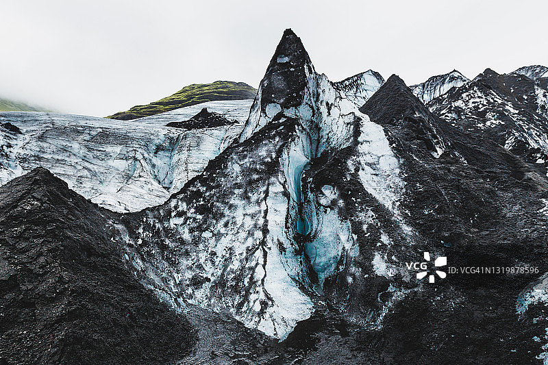 冰岛冰川地貌：冰雪覆盖火山灰图片素材