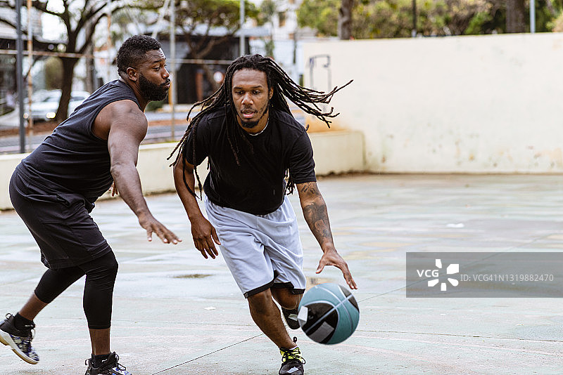 球员试图断球图片素材