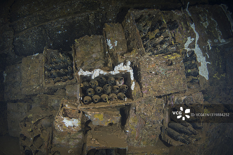 密克罗尼西亚楚克泻湖里约热内卢丸号水下啤酒瓶图片素材