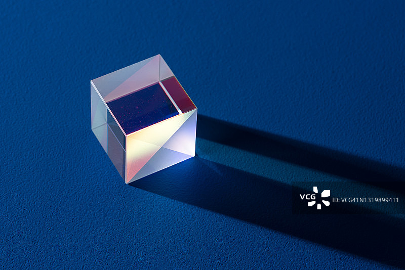 天蓝色背景上的立方体棱镜光影图片素材
