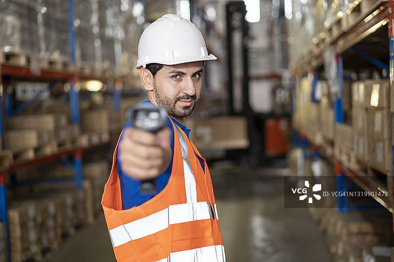 使用条形码阅读器和数位平板的体力劳动者图片素材