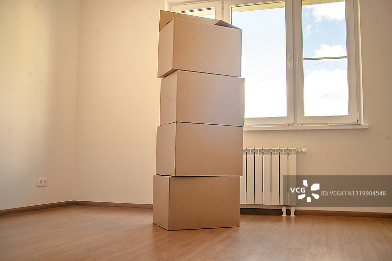 新公寓里堆叠的纸板箱图片素材