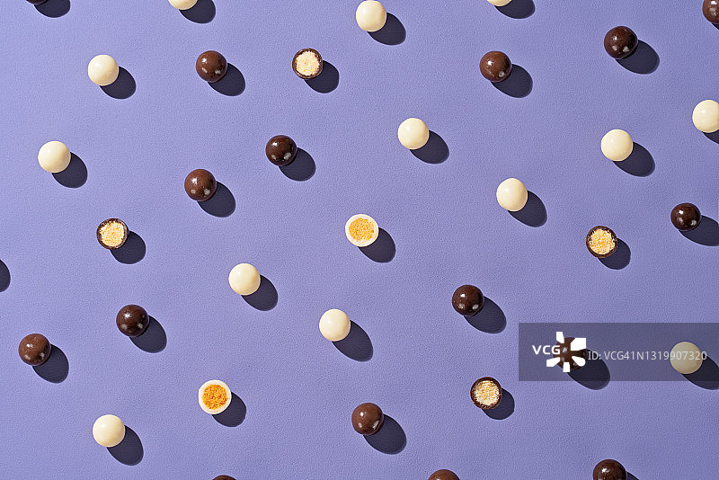 紫色背景上的香脆巧克力球图片素材