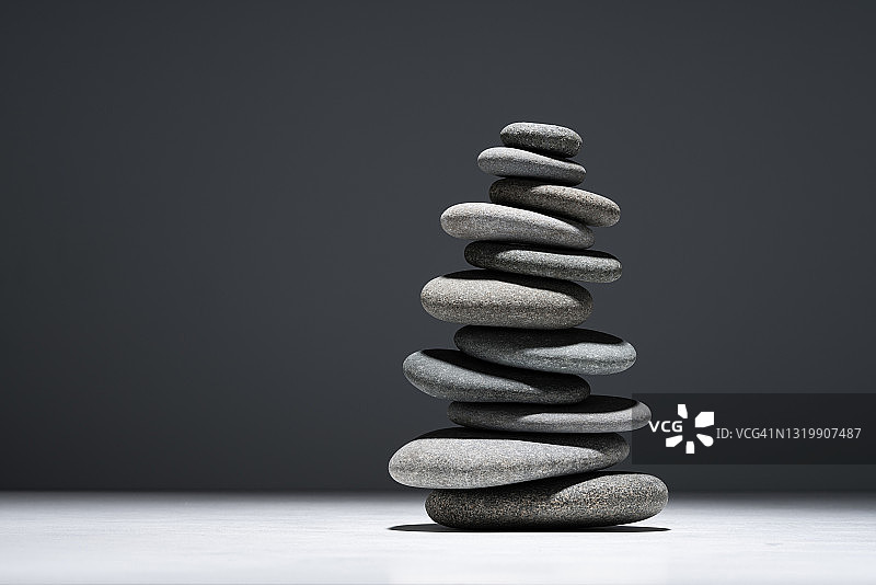 天然灰色卵石按大小堆叠图片素材