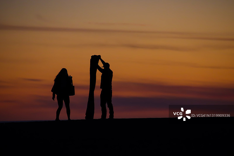 海滩日落情侣图片素材