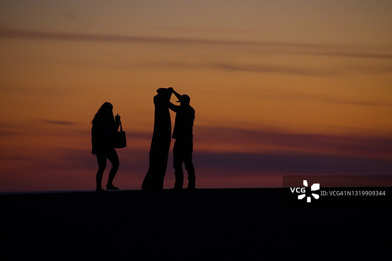 海滩日落情侣图片素材
